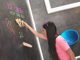 Glory hole una jovencita morena inocente llenando su cucurucho con crema de polla