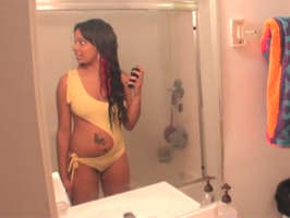 Negrita cafe con leche amateur chupando y follando en el baño
