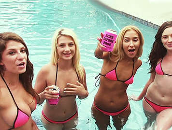 Chicas jugando al voley en la playa organizan una orgia con los chicos en la piscina de casa