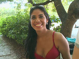 Gitana haciendo una paja derrama toda la leche sobre sus puntiagudas tetas