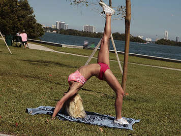 Busty blonde aerobica facendo nel parco fa un