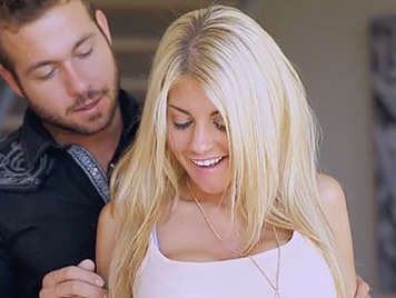 Sesso e passione con una pistola bionda