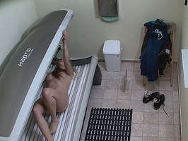 Camara oculta en un solarium, espiando a las chicas desnudas