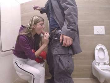 Follando con una jovencita rusa en los lavabos publicos