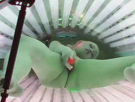 Grabando con camara oculta a una clienta que se hace una paja y ejacula mientras esta dentro de una maquina de solarium