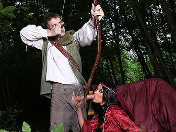 Robin de los bosques le clava su flecha en el culo a una Lady Marian tetona que adora el sexo anal