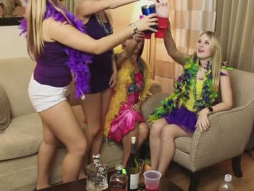 Sexo después de ir de fiesta para un grupo de jovenes universitarias