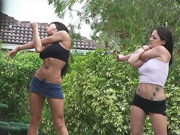 Les femmes faisant étirement parq d'aérobic