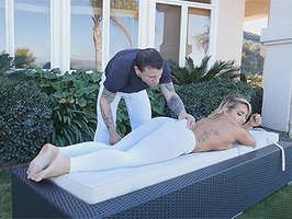 Masaje relajante y excitante para Cali Carter