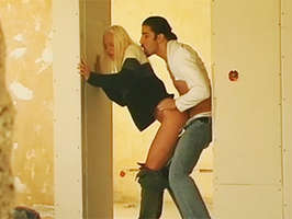 Voyeur observa como una pareja cachonda folla escondida en una obra