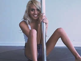 Novia cambia la barra de pole dance por la polla de su novio