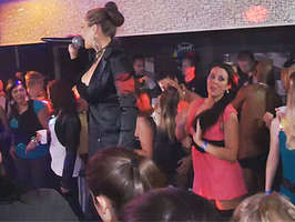 Fiesta loca en una dicoteca llena de chicas calientes con ganas de follar toda la noche