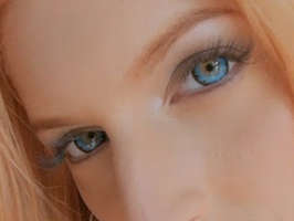 Rubia de ojos azules comiendose una polla y follando a cuatro patas