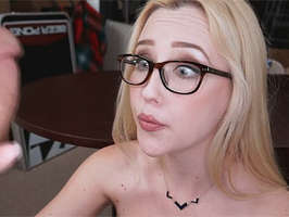 Rubia con ojos azules y gafitas pillada y follada por sorpresa