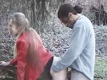 Voyeur graba a una pareja follando en el bosque junto al parque