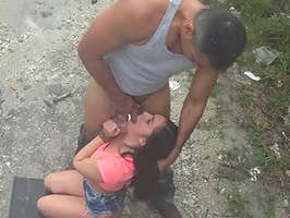 Chica es forzada y follada duramente en un descampado