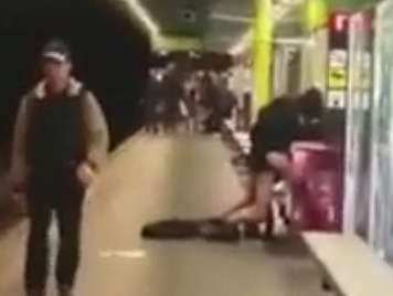 Drunken cazzo di coppia nella metropolitana di Barcellona
