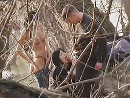 Dos chicas y un chico follando en el bosque son observados por un voyeur