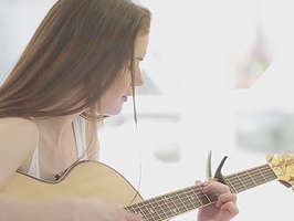 Jovencita cantante cambia la guitarra por una buena polla