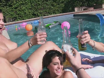 Una fiesta de lesbianas en la piscina