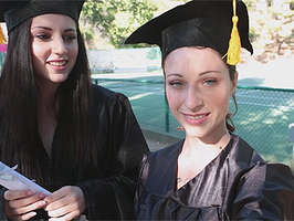 Chicas universitarias lesbianas celebrando su graduación con una pequeña fiesta privada
