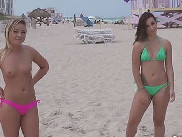 Dos cachondas se quitan el bikini para montarse un trio