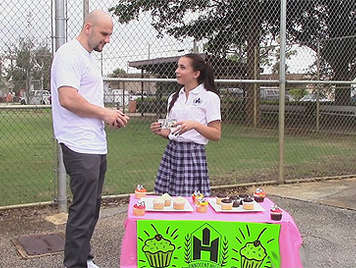 Colegiala vendiendo pastelitos en el parque acaba chupandole la polla al padre de su compañera